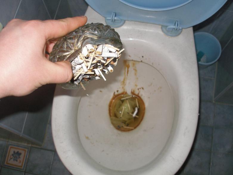 Tupakan tumpit WC-pönttöön