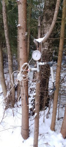 Veden pinnan korkeuden mittaus porakaivossa. Mittarista lähtee elintarvikelaatuinen letku samaan nippuun pumpun putken & johtojen kanssa, mutta letku päättyy avonaisena pumpun yläpuolelle. Pumpattaessa painetta järjestelylle, osoittaa painemittari suoraan pumpun yläpuolella olevan vesipatsaan korkeuden. Tämä on ainut keksimäni tapa mitata porakaivon vedenpintaa halvalla.
