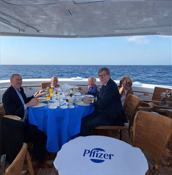 Tiedosto:WHO johto Pfizerin jahdilla.png